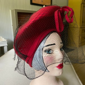 Vintage antieke rode lange hoed met sluier, halo hoed afbeelding 2