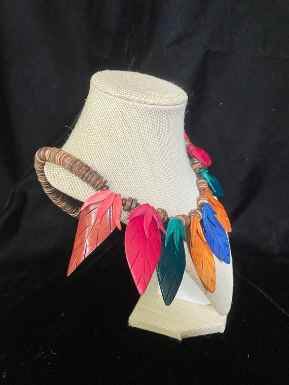 Vintage 1980’s colorful carved coconut leaf state… - image 3