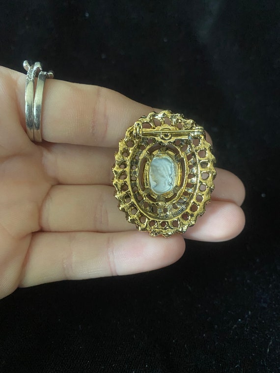 Vintage 1970s gold oval brooch with glass cameo - image 6