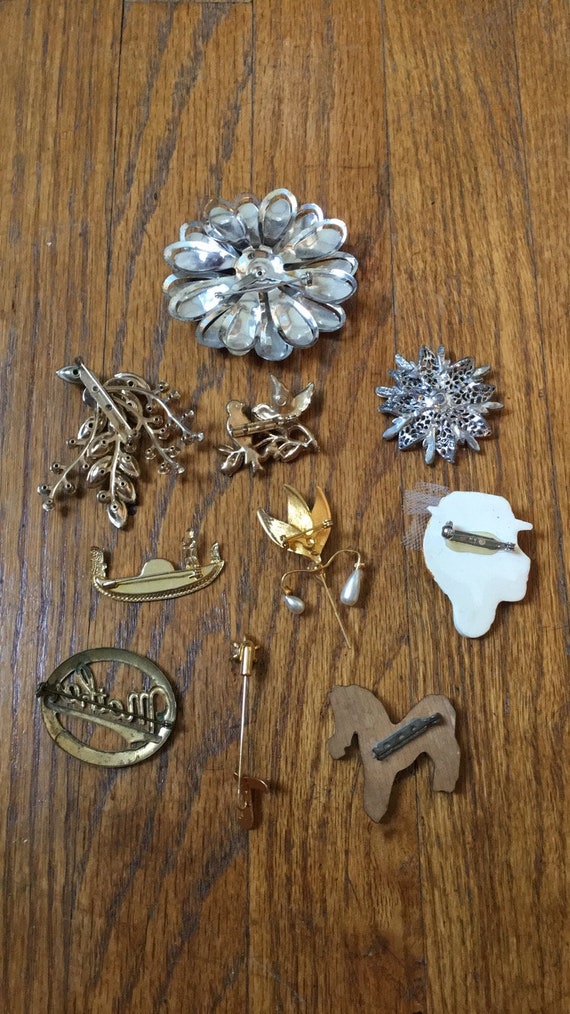 Vintage Lot of Pins and Brooches (Flowers, Cameo,… - image 3