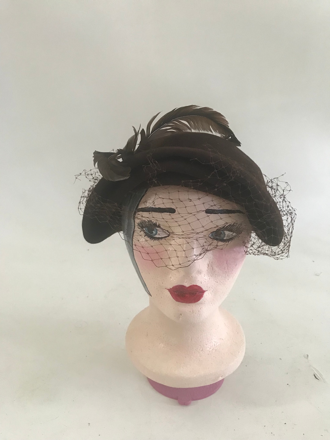 DELIGHTFUL 1940s\' BROWN FELT HAT WITH GROSGRAIN BOWS, FEATHER SPRAY + VEIL Accessories | Mesmerizing 194s Brown Felt Hat Amazing Full  main image 3