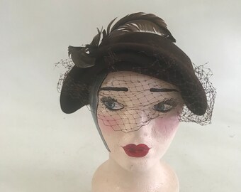 Vintage 1940s brown Fur felt hat with net veil and feathers