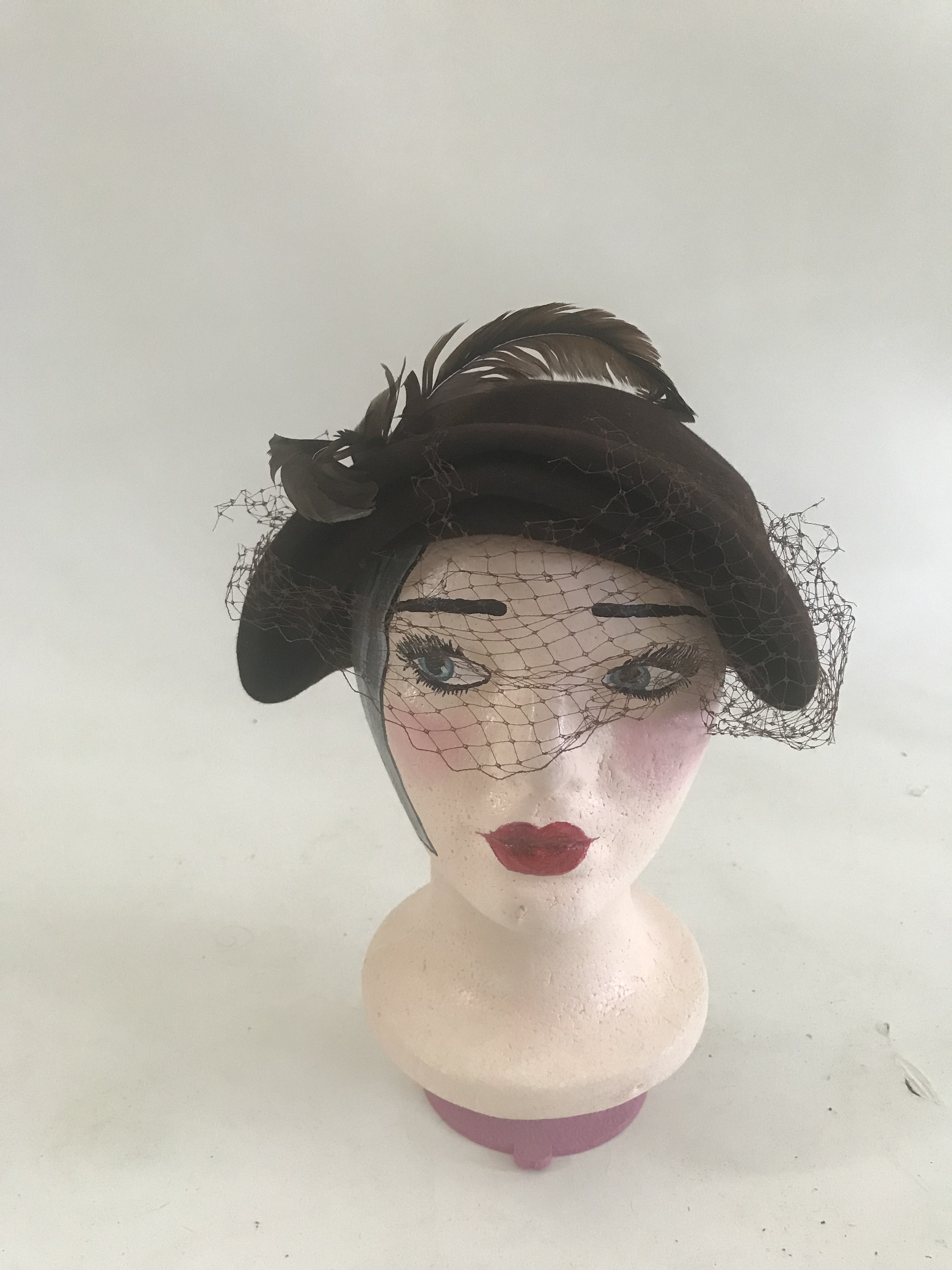 Vintage 1940s Brown Fur Felt Hat With Net Veil and Feathers  display picture 2