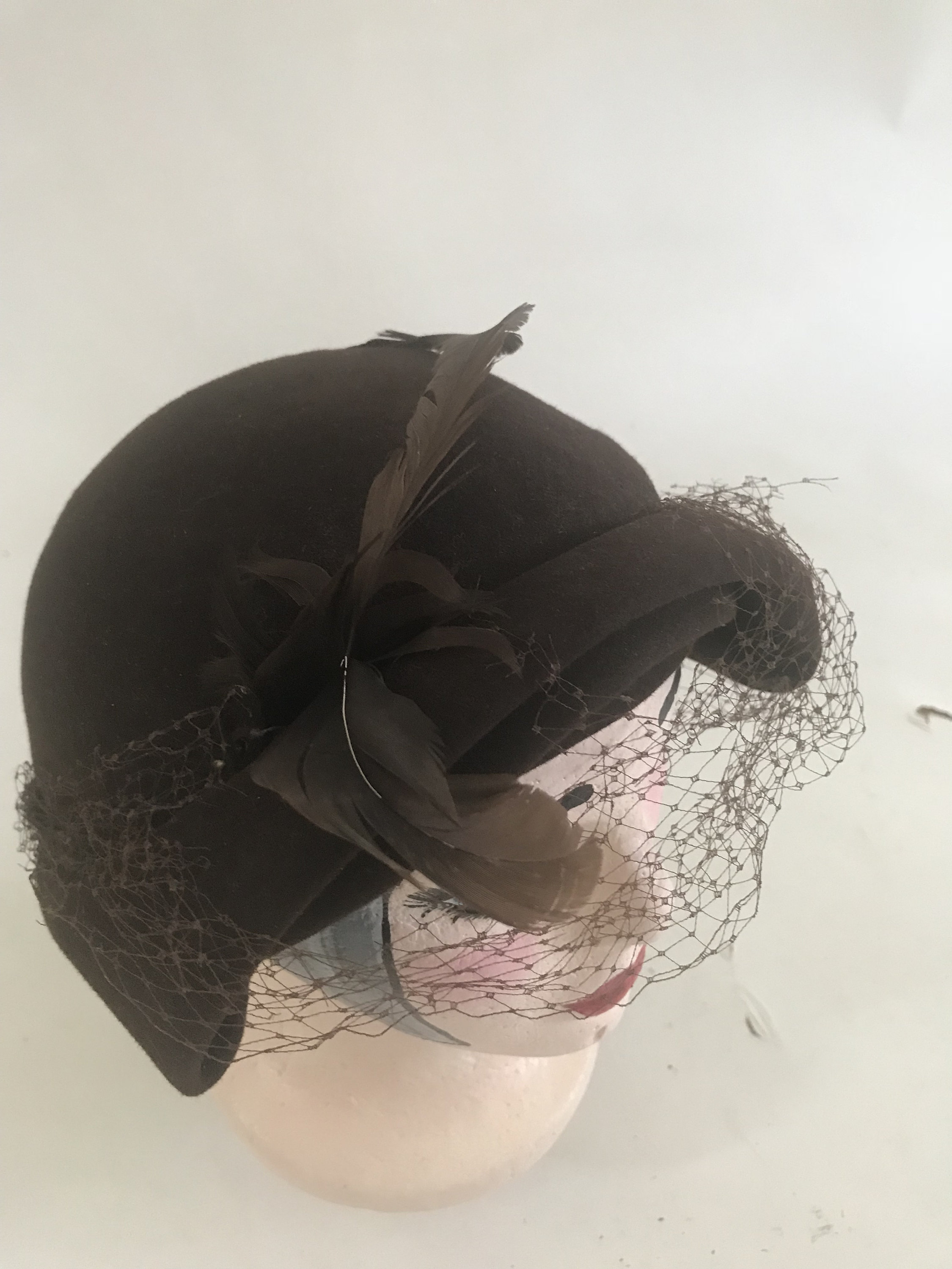 DELIGHTFUL 1940s\' BROWN FELT HAT WITH GROSGRAIN BOWS, FEATHER SPRAY + VEIL Vintage 1940 main image 3