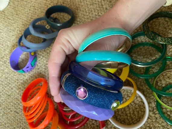 Huge lot of vintage bangles, rainbow, black and w… - image 5