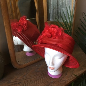 Soleil rouge Vintage / Derby Hat avec grosse fleur image 1