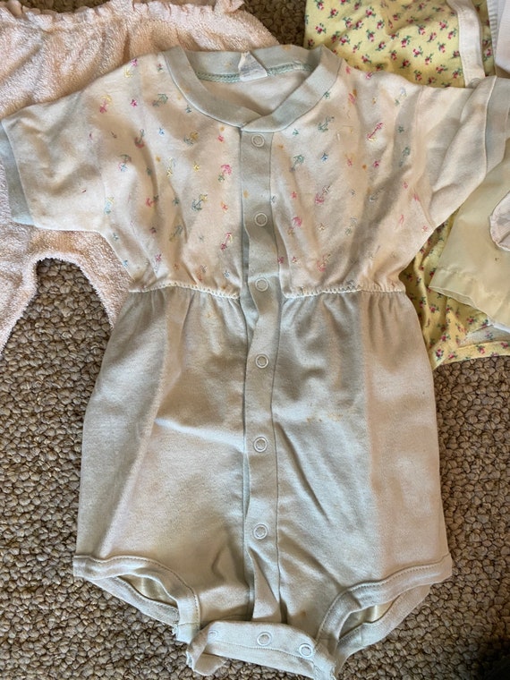 Vintage 1950’s lot of baby onesie, dress, top, te… - image 4