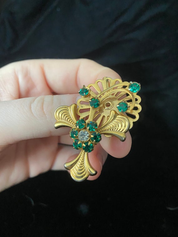 Vintage 1950’s gold brooch with green rhinestones