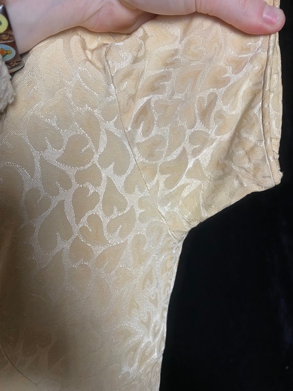 Vintage 1950’s shiny gold cream heart brocade fit… - image 5