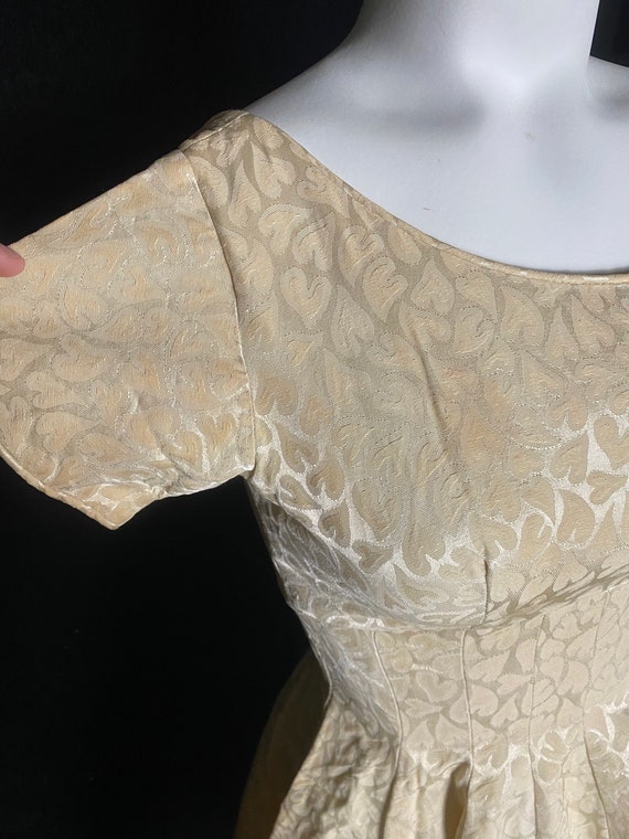 Vintage 1950’s shiny gold cream heart brocade fit… - image 3