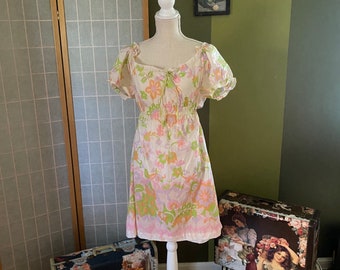 Vintage 1970’s light pastel floral short sleeve peasant dress, size large