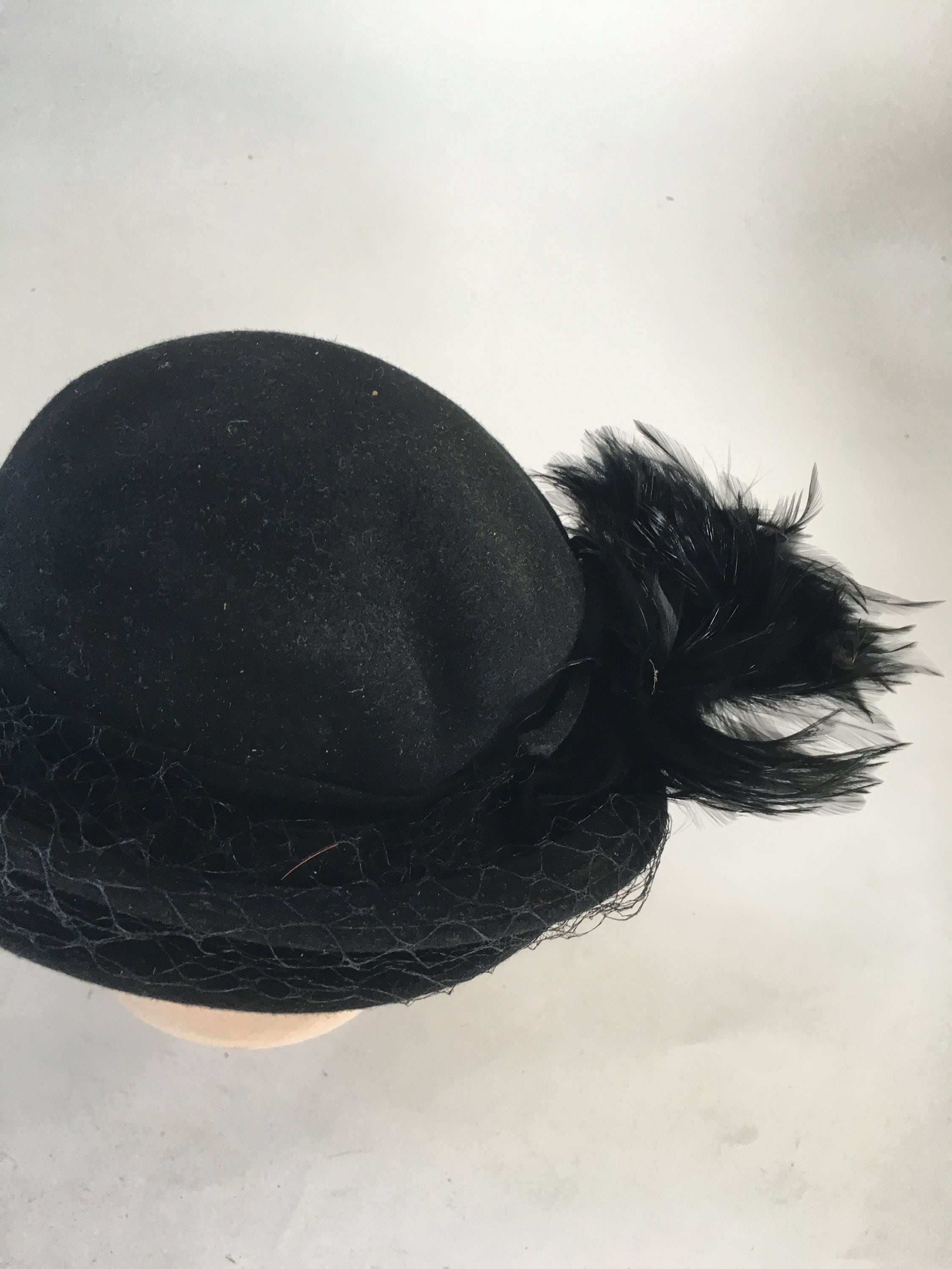 STYLISH 1940\'s BLACK FELT HAT - TURNED DOWN FRONT BRIM + ORANGE/BLACK FEATHERS 1940s Wide Black Felt Hat With Huge Feather Trim – 1940s  main image 2