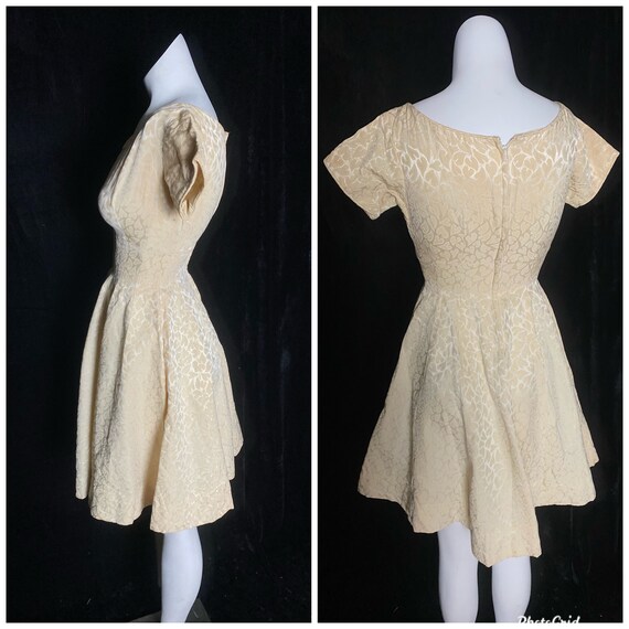 Vintage 1950’s shiny gold cream heart brocade fit… - image 8