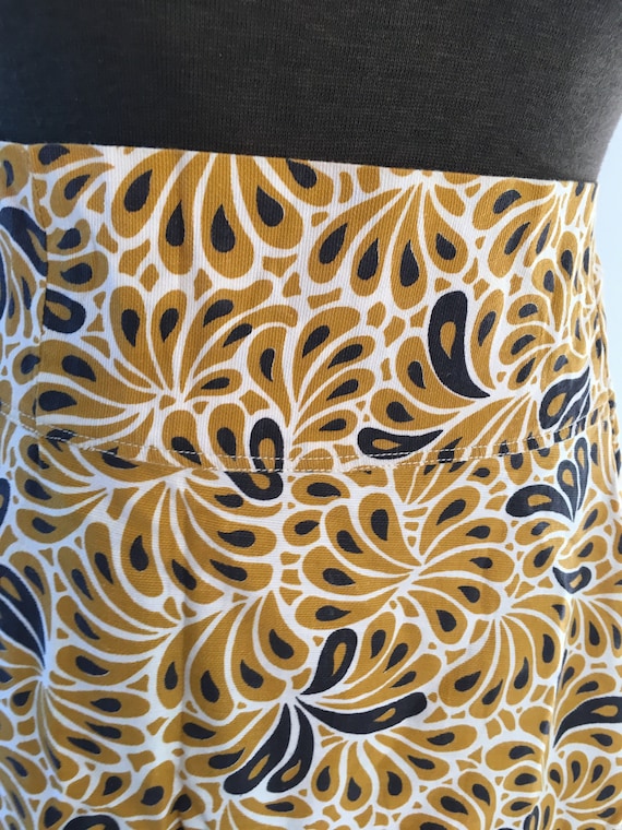 Vintage 1970's Gold, White and Black Floral - image 3