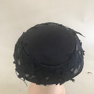 Vintage 1950s navy hat with net and leaf applique image 3