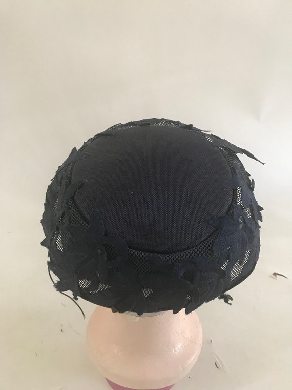 Vintage 1950s navy hat with net and leaf applique - image 3