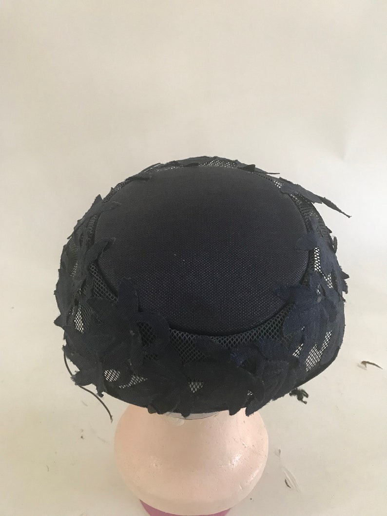 Vintage 1950s navy hat with net and leaf applique image 3