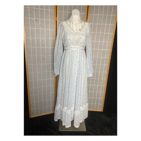 Vintage 1970’s blue and white floral Gunne Sax prairi… - Gem