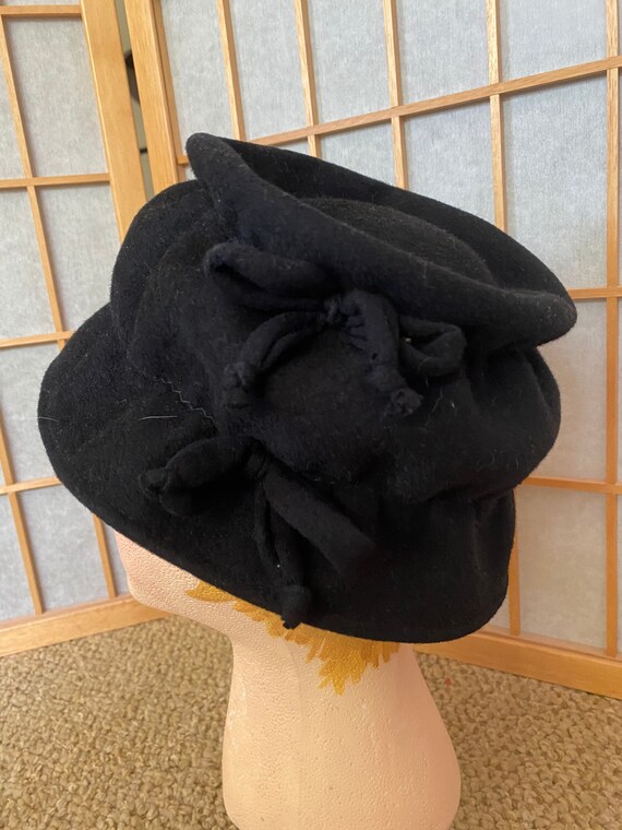 Vintage 1949’s black wool felt scrunch hat with b… - image 4