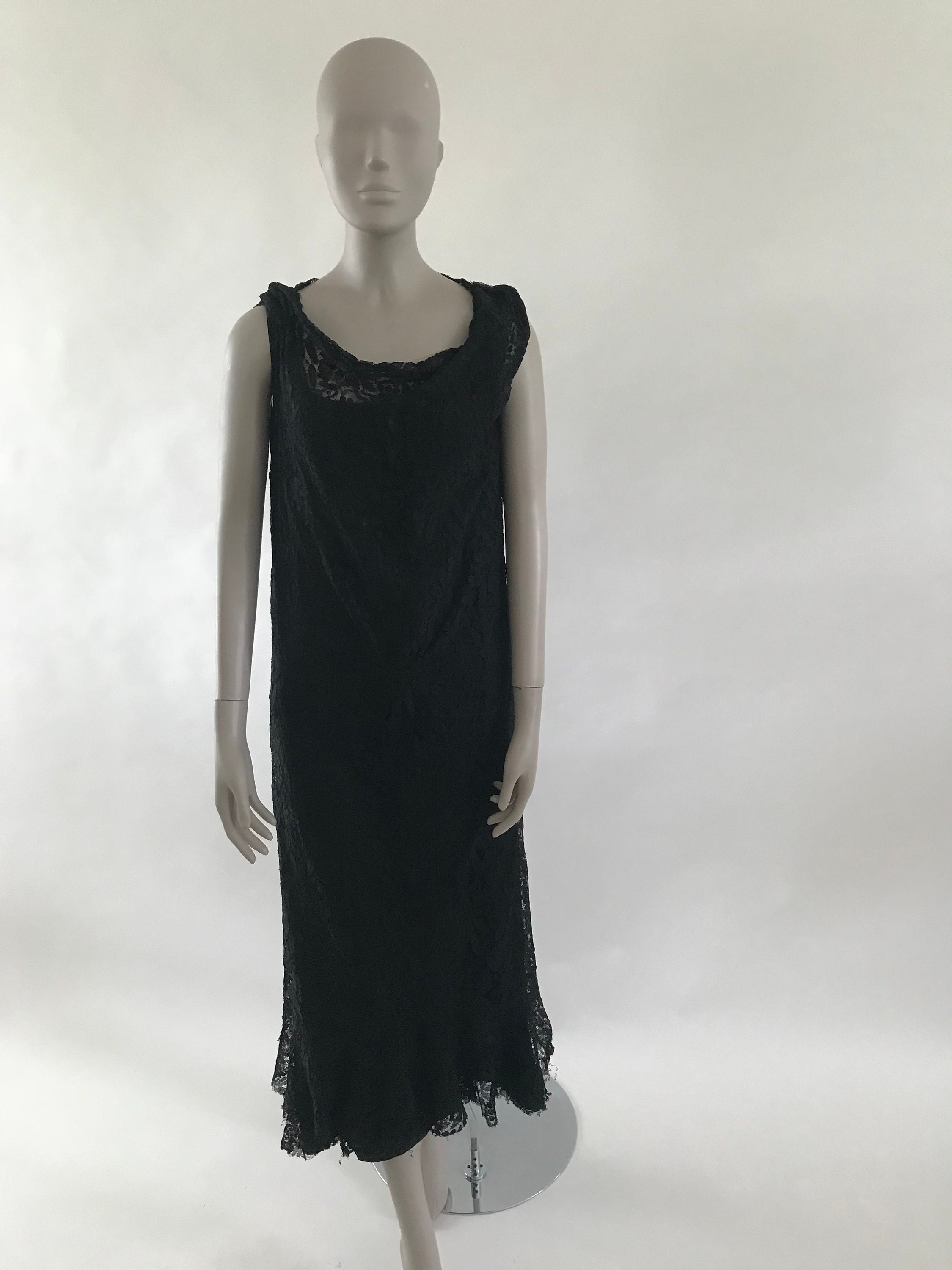 little black dress in the 1920s Zapaka Women Sparkly Black Sequined 1920s Flapper Dress with 20s Accessories, Black / M
