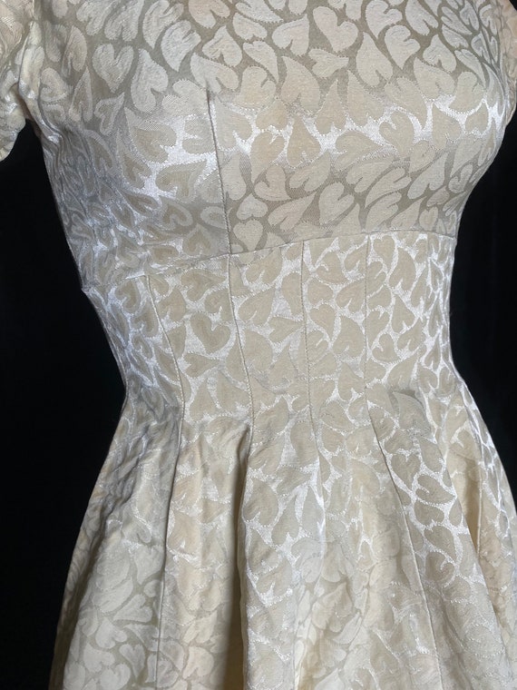 Vintage 1950’s shiny gold cream heart brocade fit… - image 4