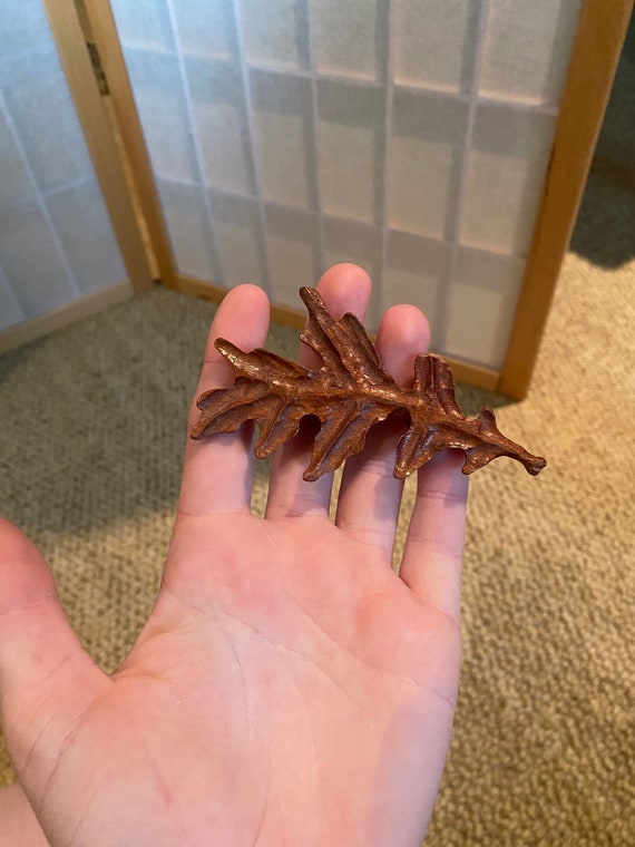 Vintage 1950’s/60’s brown wooden carved leaf broo… - image 1