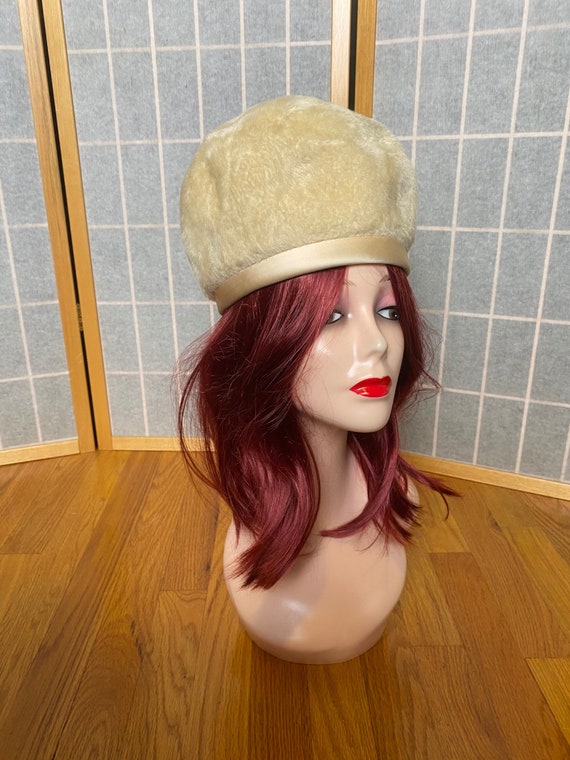 Vintage 1960’s cream white fuzzy furry bubble hat