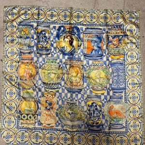 Sciarpa quadrata in seta vintage anni '80 con motivo greco-romano, ceramica blu e gialla