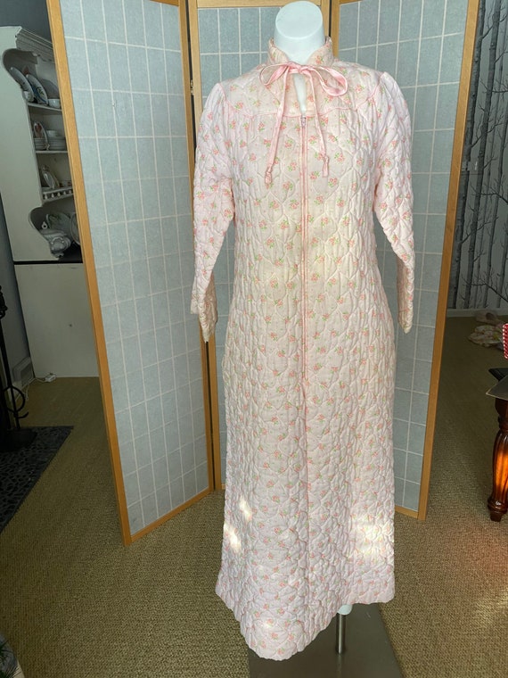 Vintage 1970’s light pink quilted floral house coa