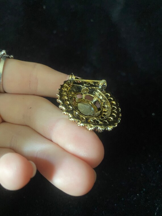 Vintage 1970s gold oval brooch with glass cameo - image 7