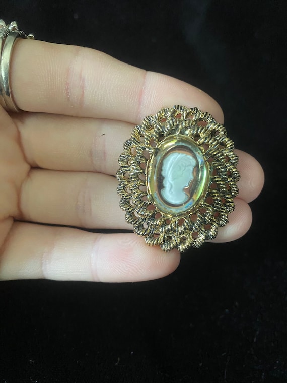 Vintage 1970s gold oval brooch with glass cameo - image 1