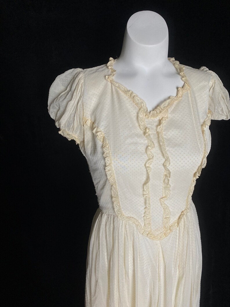 Vintage 1940s cream Swiss dot dress with puffy sleeves, size xs image 2