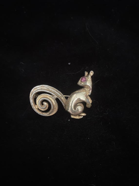 Vintage 1940’s 1950’s gold squirrel pin with swir… - image 1