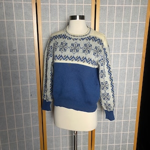 Vintage 1960’s cream and blue wool pullover ski sweater, size small medium