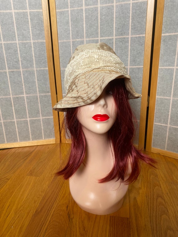 Vintage 1920’s tan beige slouchy cloche hat with … - image 1