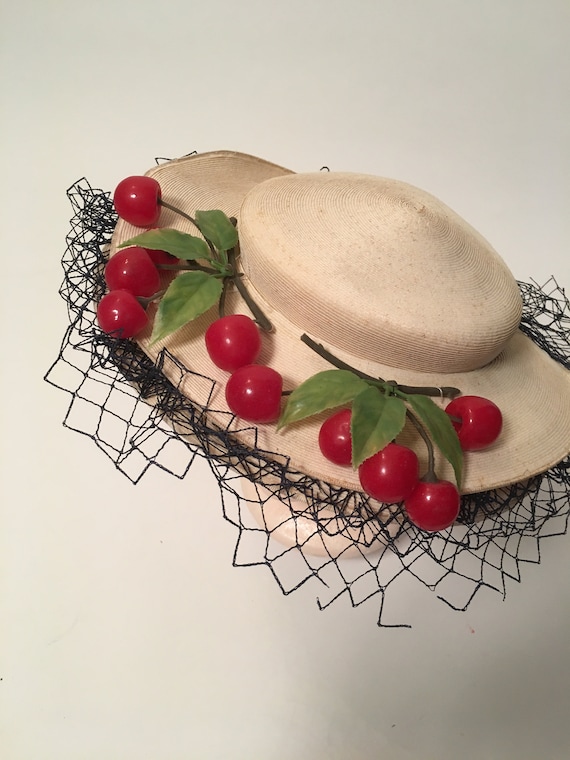 Vintage 1940 / 1950 White Novelty Hat With Fun Cherries  display picture 2