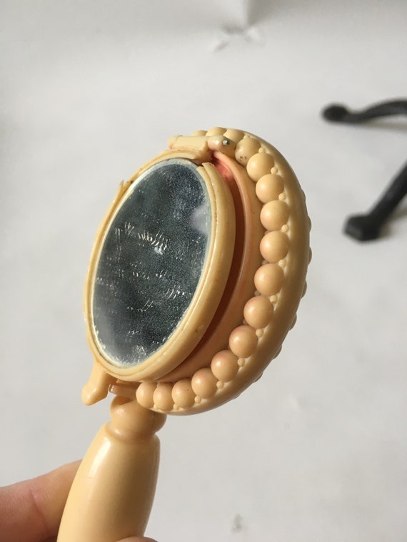 Vintage Round Beige Plastic Lip, Cheek Rouge and … - image 1