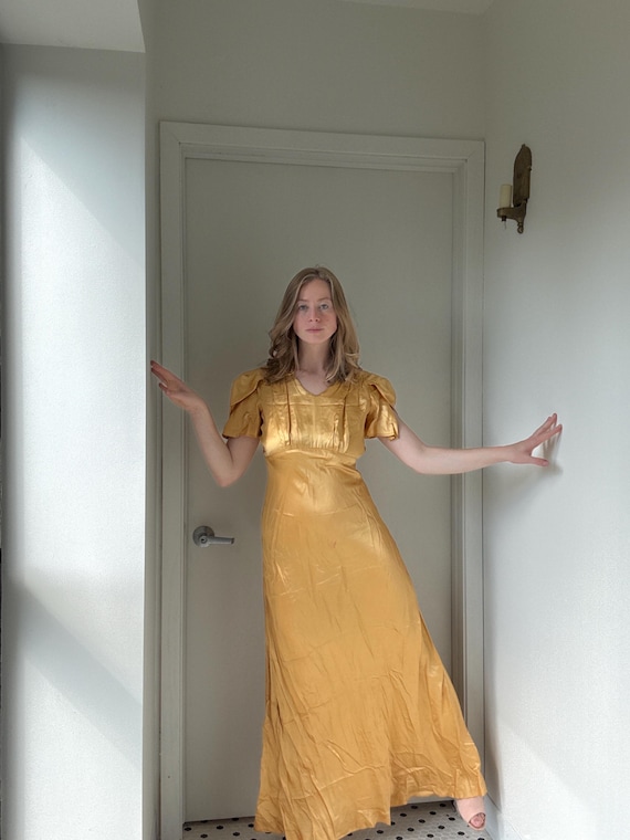 very gold dress Here's What a $1.5 Million, 24-Karat Gold Dress Looks Like