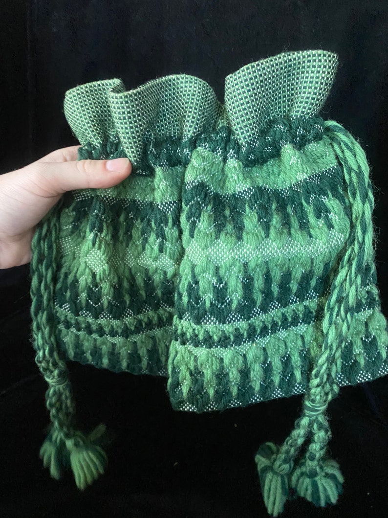 Vintage 1970s two tone green woven drawstring bag, purse image 4