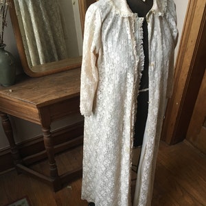 Vintage 1960's Beige White Lace Miss Elaine Night Pajama Robe, Size Medium image 2