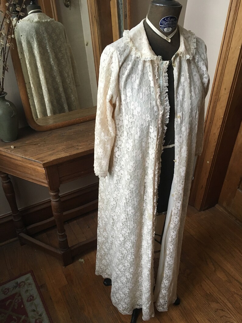 Vintage 1960's Beige White Lace Miss Elaine Night Pajama Robe, Size Medium image 2