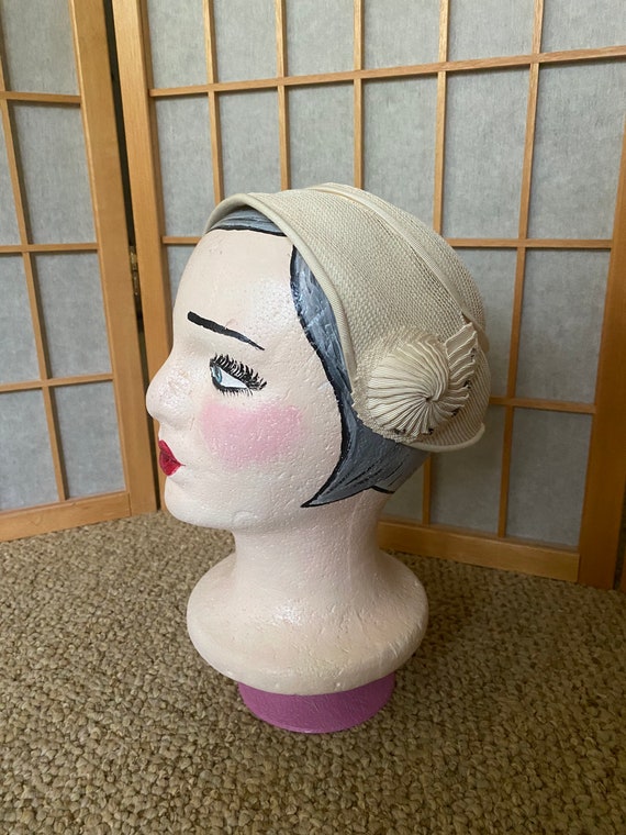 Vintage 1940’s white cream Fascinator hat with uni