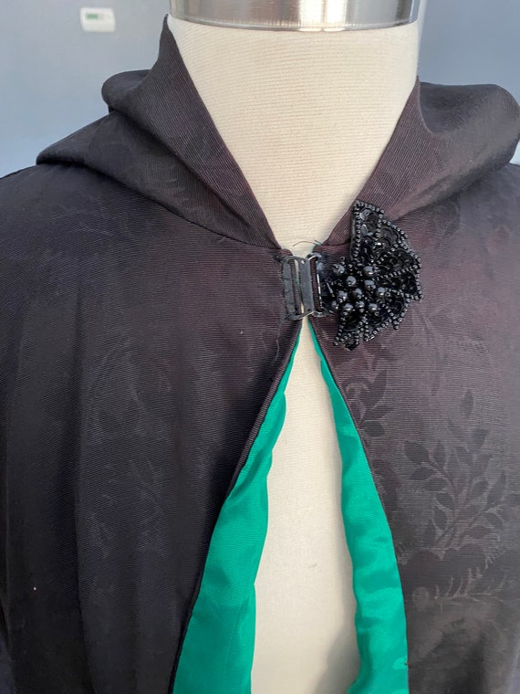 Vintage 1940’s green and black satin hooded cape - image 4
