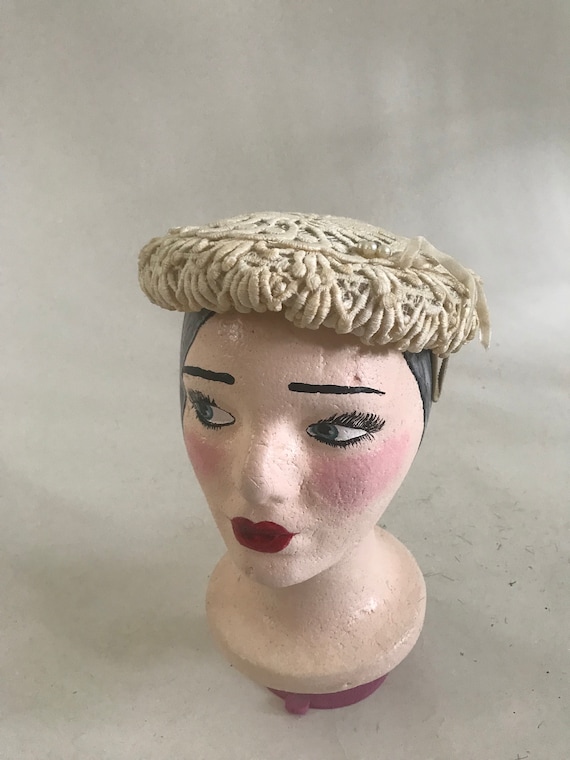 Vintage 1940s Cream off White Lace Hat With Pearl Like Bead  display picture 3