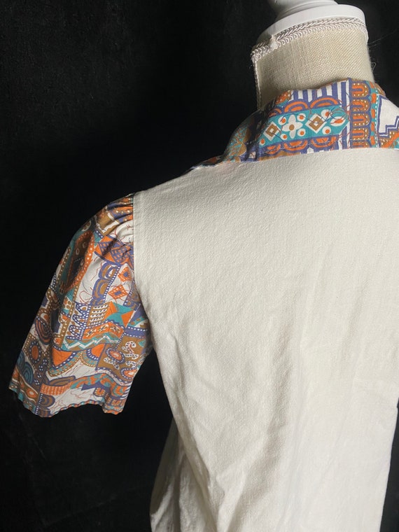 Vintage 1960’s white and colorful batik short sle… - image 6