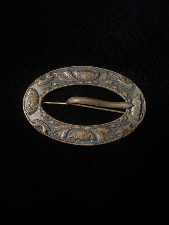 Vintage antique 1900s brassy pressed metal brooch 