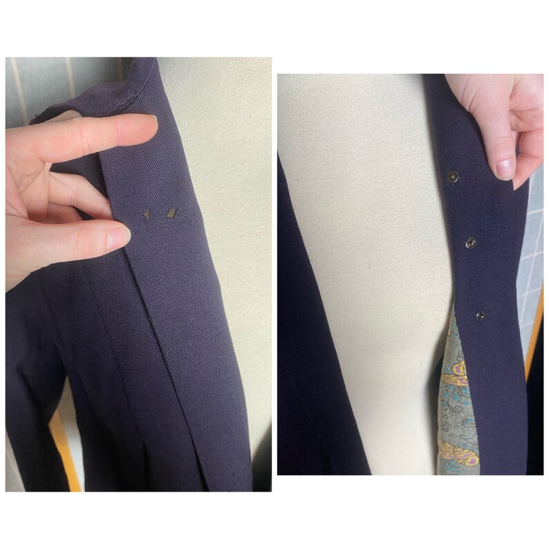 Puede incluir: Una chaqueta de punto azul marino con forro estampado floral. La chaqueta tiene cierre de botones y dos peque&ntilde;os agujeros en el hombro izquierdo.
