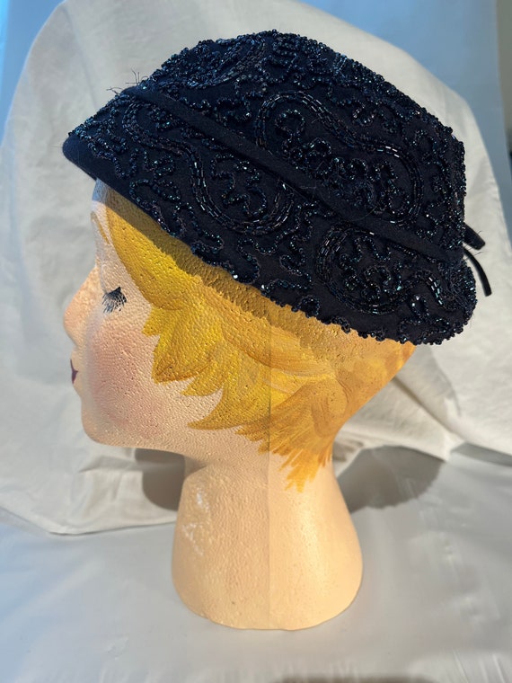 Vintage 1940s navy blue women’s hat with swirl bea