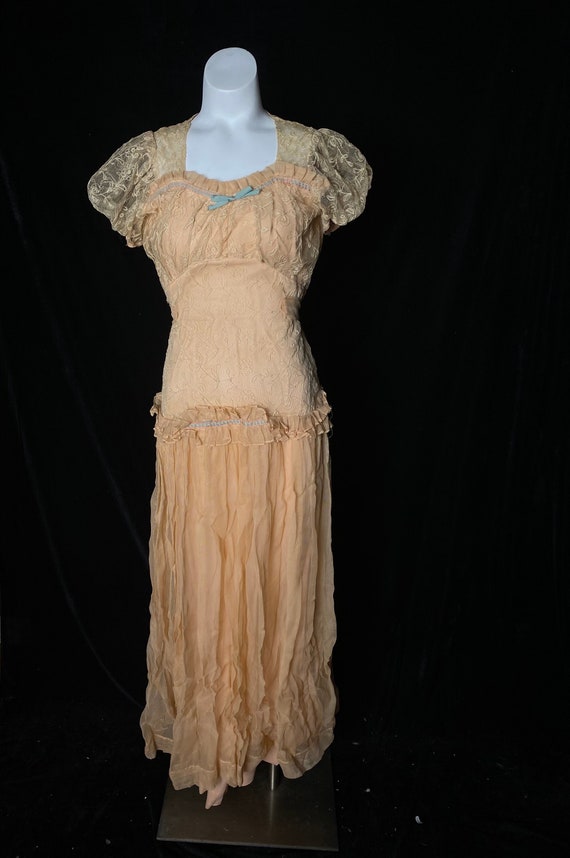 Vintage 1930’s peach pink short sleeve mech gown, 