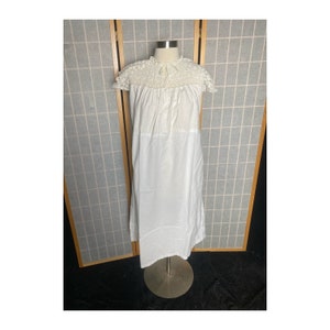 robe de nuit au crochet en coton blanc vintage des années 1910, taille moyenne